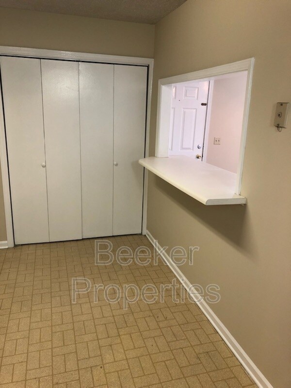 Building Photo - 2231 Forest Lake Dr
