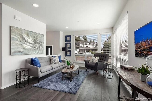 Foto del edificio - Spacious 4-Bed, 2.5-Bath Townhome with Mod...