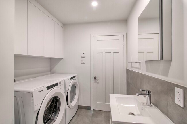 Building Photo - 6885-6891 Sherbrooke west