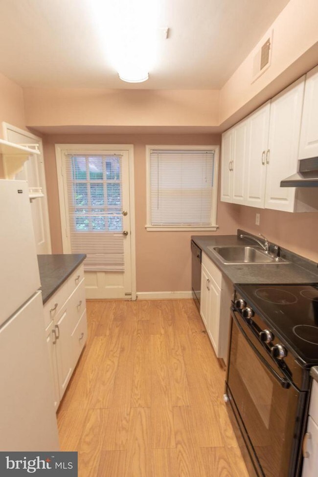 Building Photo - 8631 Geren Rd