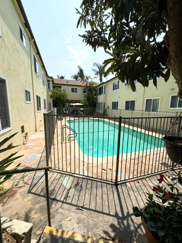 Foto del edificio - 905 N Sweetzer Ave