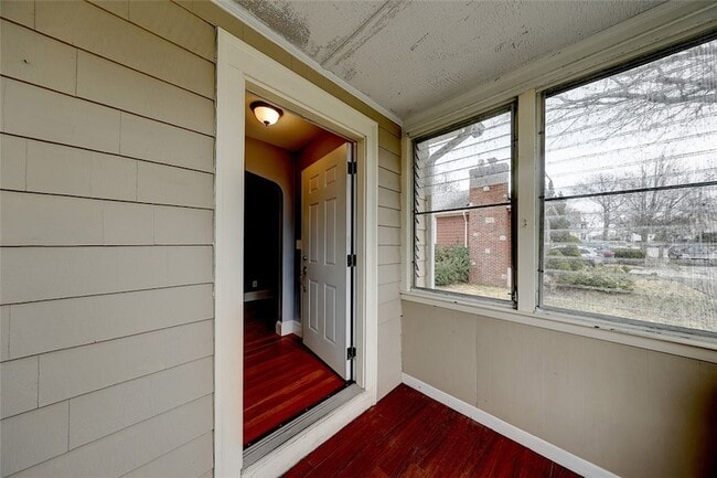 Building Photo - 157 Sandringham Ave