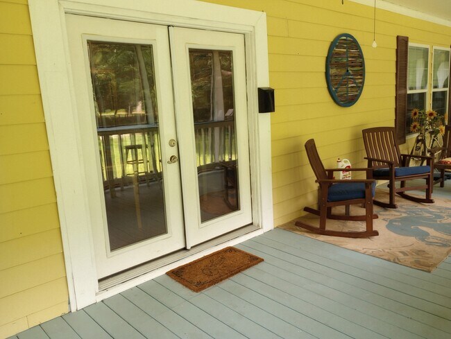 Private entry - 5718 Wildlife Rd