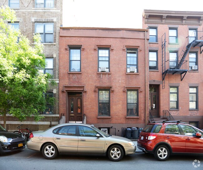 Building Photo - 335 Union St