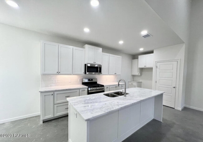 Building Photo - 137 St Germaine Cir