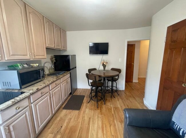 Living room/Kitchen - 8020 Grand Central Pky