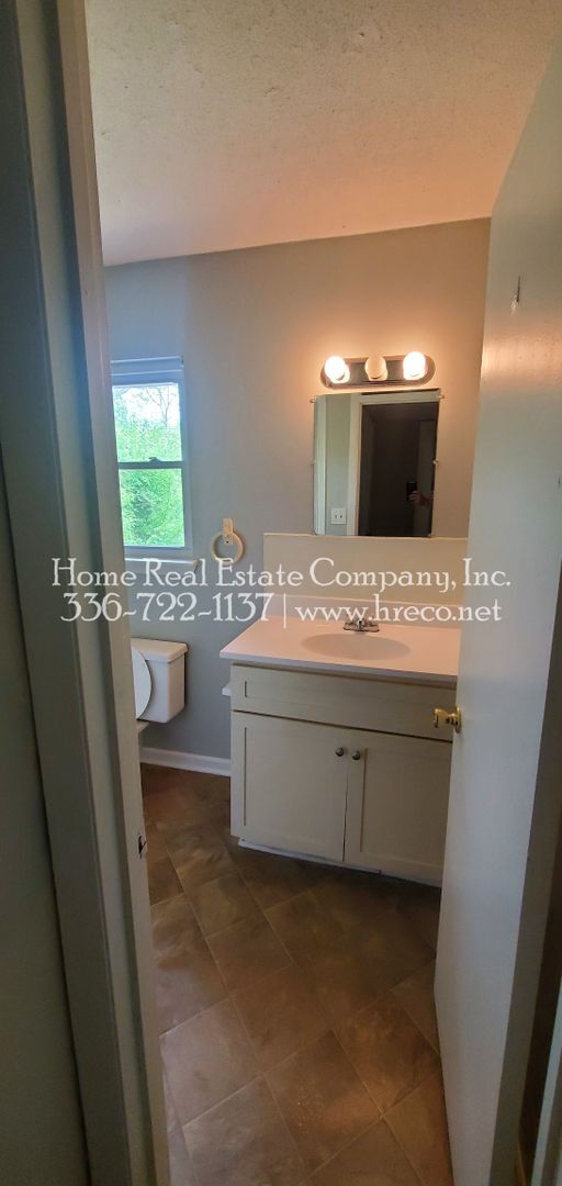 Building Photo - 3463 Valley Rd