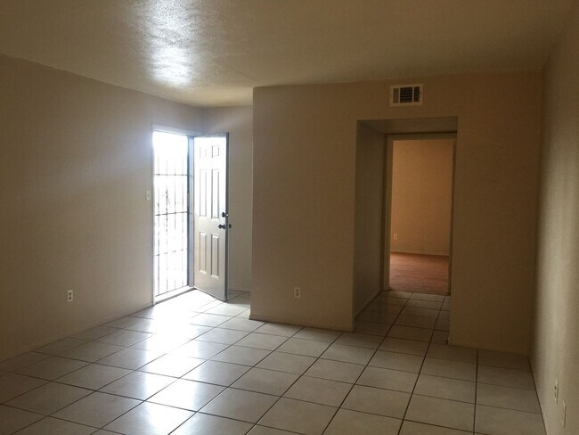 Foto del edificio - 1620 N Wilmot Rd