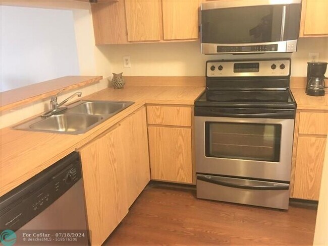 Building Photo - 3070 S Oakland Forest Dr