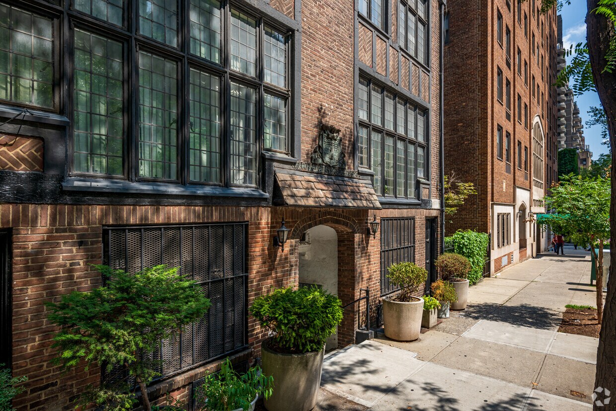 Foto del edificio - 225-227 E 49th St