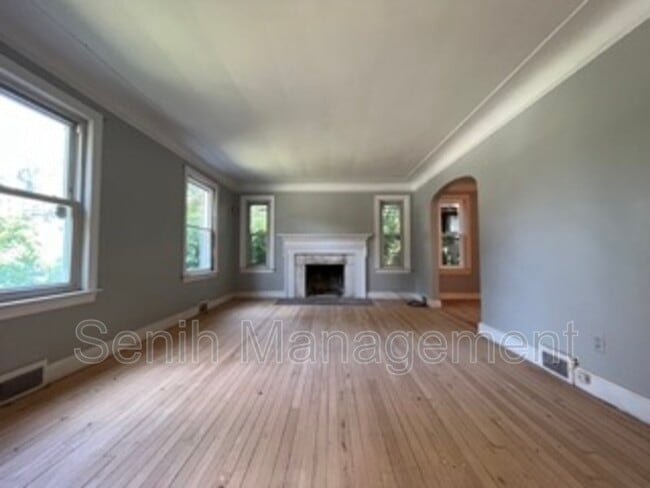 Building Photo - 5106 Buckingham