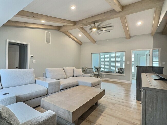 Foto del edificio - 5860 Midnight Pass Rd
