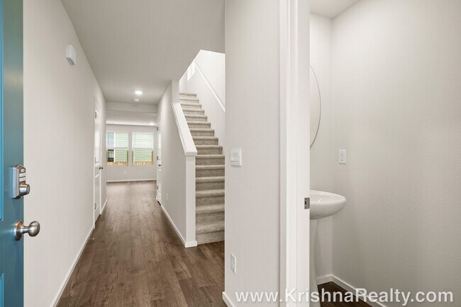Building Photo - Beautiful 4 Bedroom 2.5 Bath Single Family...