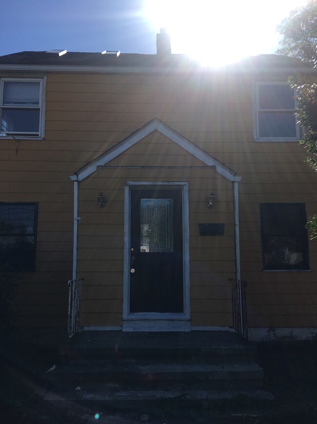 Building Photo - 855 Thorme St
