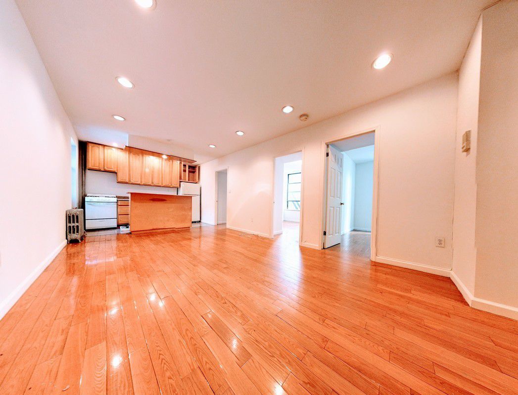 Primary Photo - 350 E 11th St