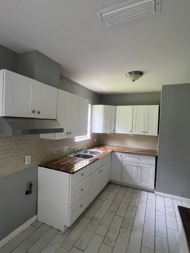 Building Photo - 3 Bedroom 1 Bath in Southern Hills