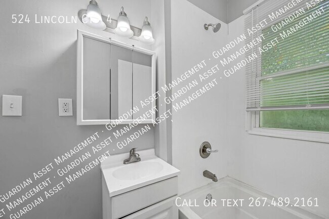 Foto del edificio - New renovation available to tour now!