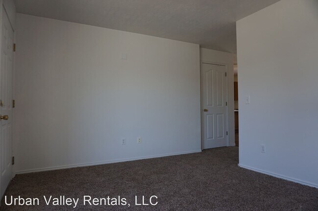 Foto del edificio - 4 br, 2 bath House - 858 W. 4150 S.