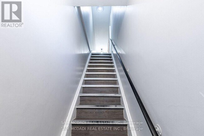 Photo du bâtiment - 1710 Lakeshore Rd W