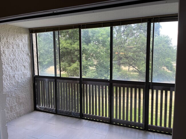 Terraza cubierta para las 4 estaciones con vistas al parque. - 3450 S Poplar St