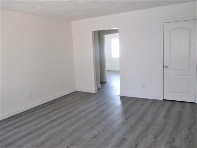 Building Photo - 633 S Jordan Ave
