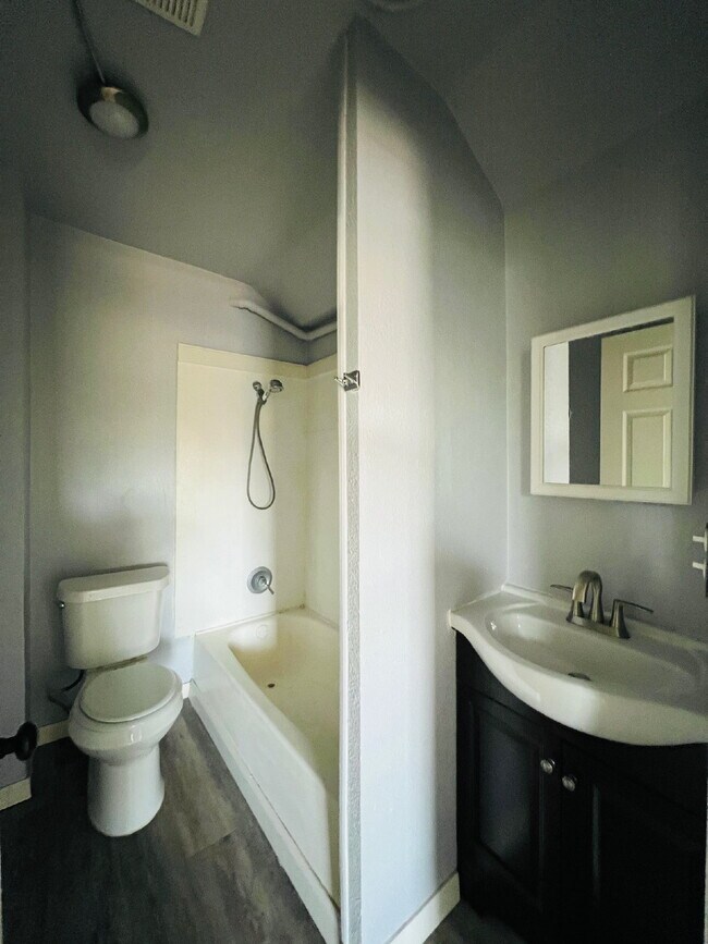 Building Photo - 127 Sandmeyer St