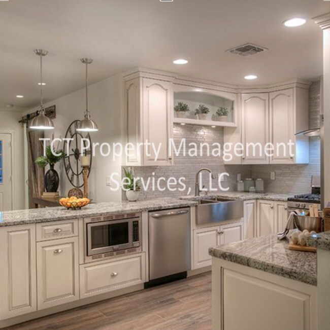 Building Photo - Custom Remodeled 3 bed/2 bath in desireabl...
