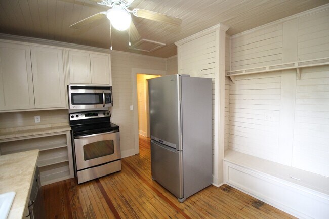 Building Photo - Charming 2BR Bungalow Near Downtown, Beach...