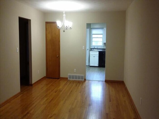 Building Photo - 2 Bedroom Raised Ranch Duplex