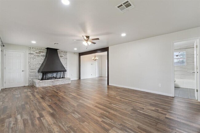 Foto del edificio - 2328 S Krowse Ave