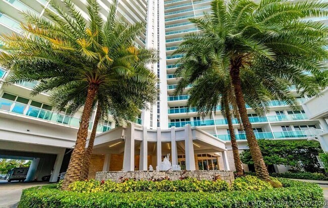 Foto del edificio - 100 Bayview Dr