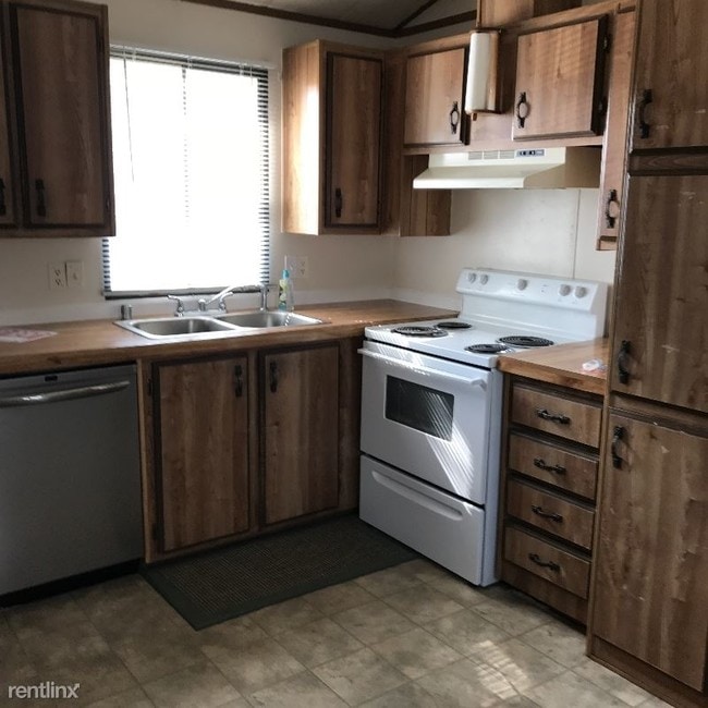 Building Photo - 3 br, 2 bath Mobile Home - 2000 Reynolds St.