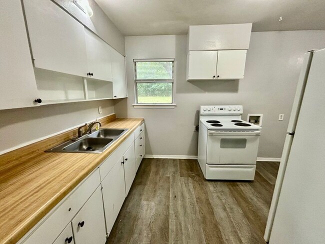 Building Photo - 413 Freestone Dr