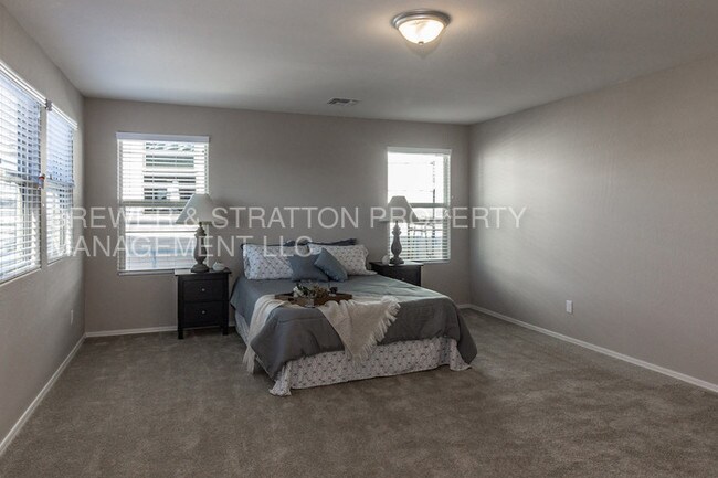 Building Photo - 846 N Pheasant Dr