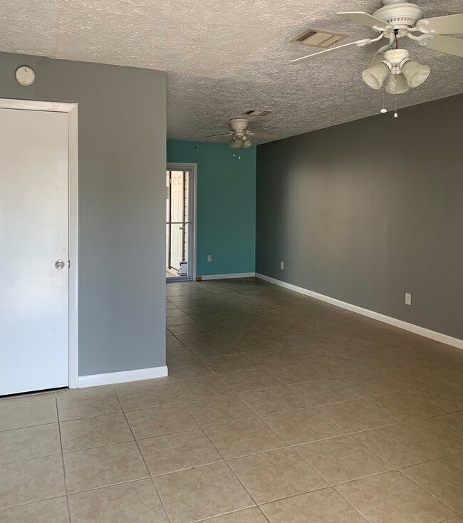 Building Photo - Cute 2 bedroom 1 1/2 bath townhome Conveni...