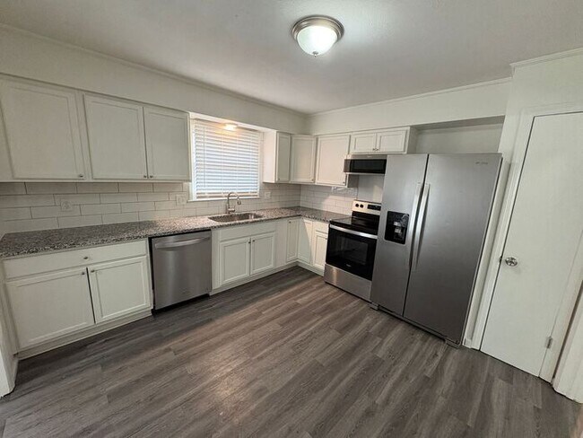 Building Photo - Beautiful 3-Bedroom Home with Spacious Liv...