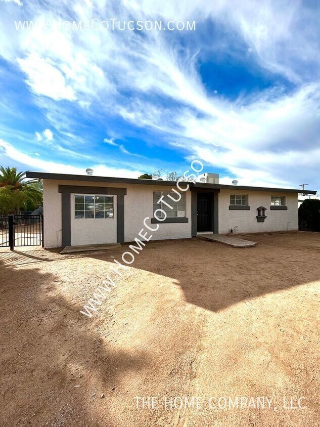 AVAILABLE NOW 4550 E Sylvane Street 4be... House Rental in Tucson