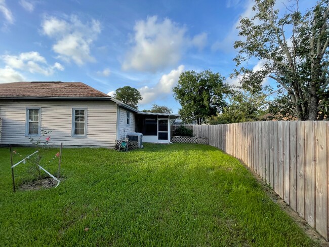 Building Photo - 1827 Wildwood Creek Ln
