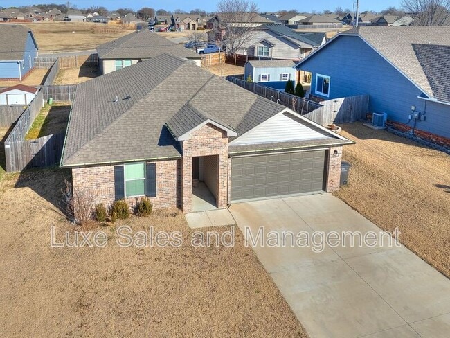 Building Photo - 3110 Debbie Ln