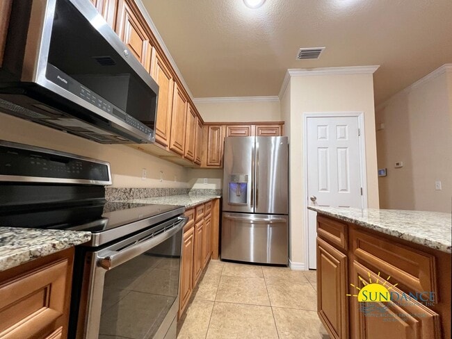 Building Photo - Beautiful Townhouse with an expansive Prim...