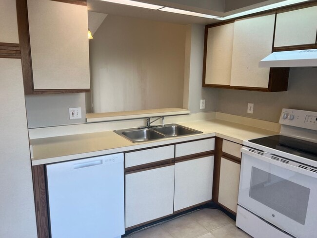 Building Photo - 2/2 Villa at Osceola Parkway! Available Now!