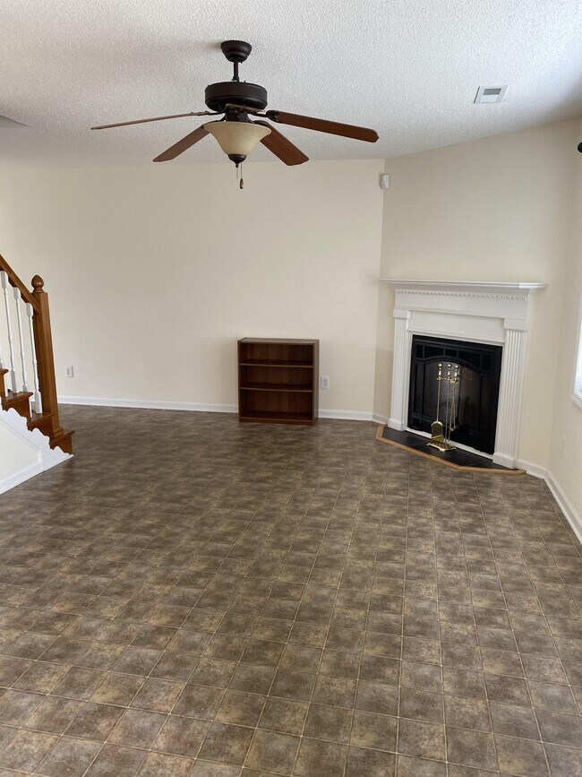 Foto del edificio - 4033 Cobblestone Dr