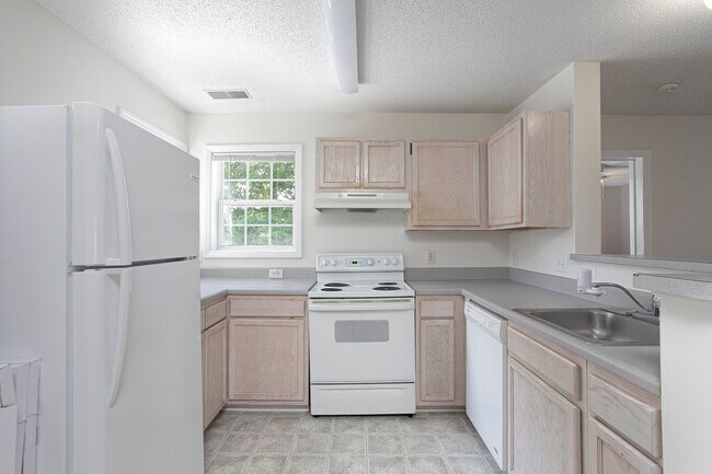 Foto del edificio - Spacious 3 Bed 3 Bath Apartment near NCSU & Downtown Raleigh! Available August 15th!