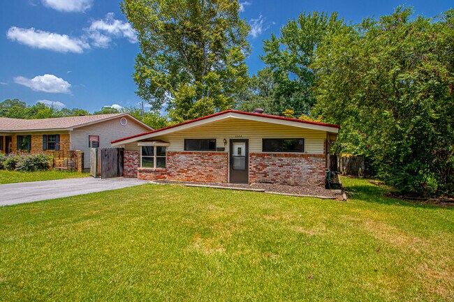 Building Photo - 9300 Cynthia Dr
