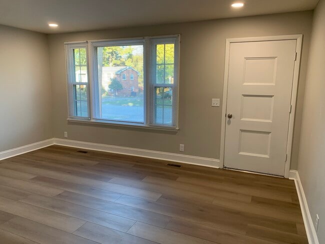 Building Photo - 276 Bonnasprings Dr