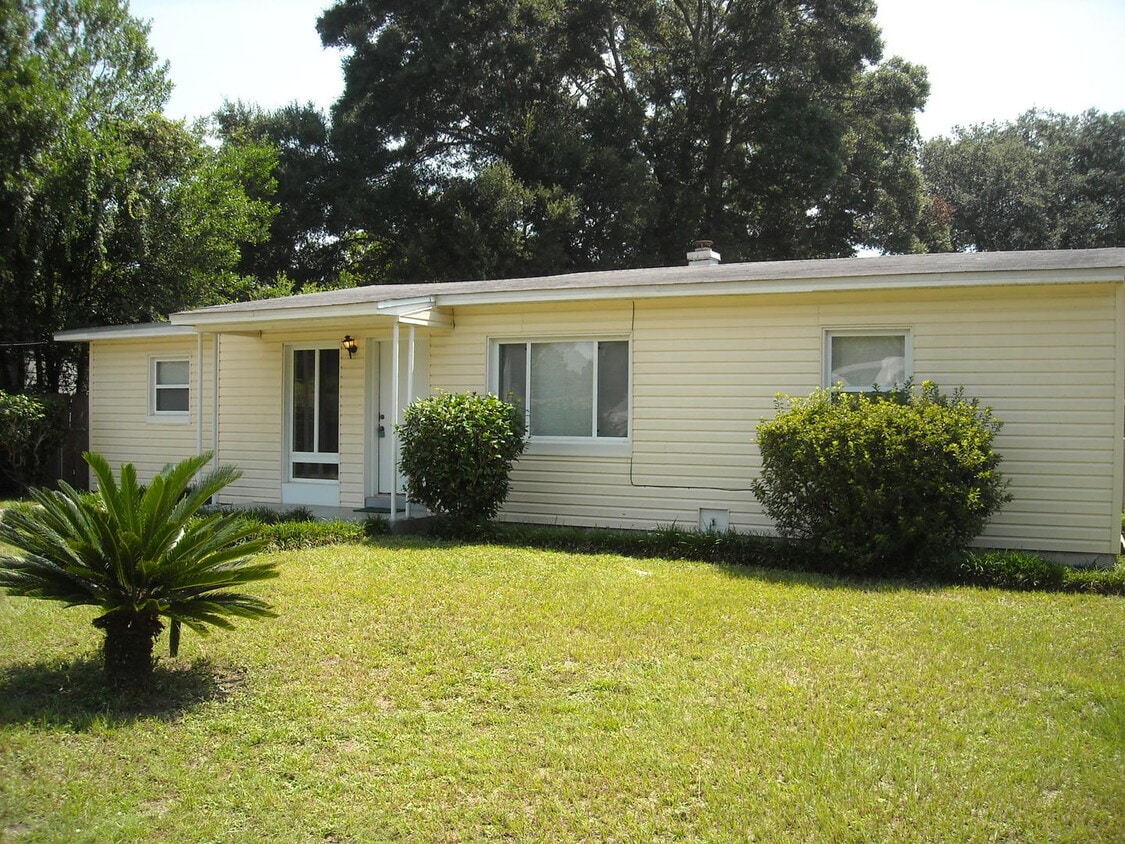 Foto principal - Cute 3BR/1BA cottage with central heat & a...