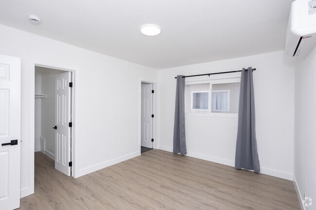 1BR, 1BA - 637SF - Bedroom - 1623-1629 S Walnut St