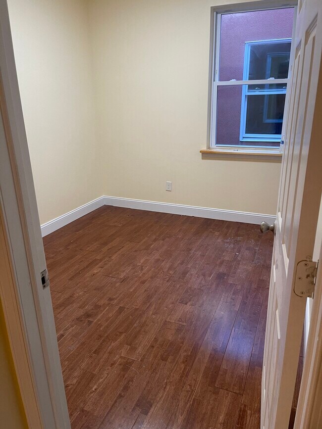 Room - 806 N Broad St