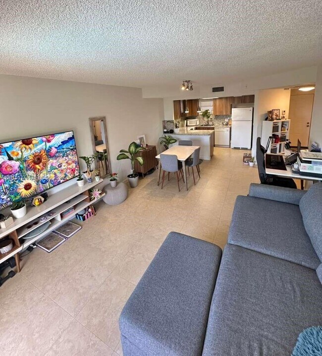 Foto del edificio - 8290 Lake Dr