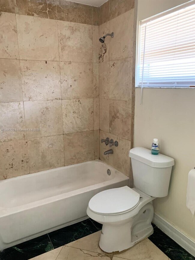Foto del edificio - 505 NW 177th St
